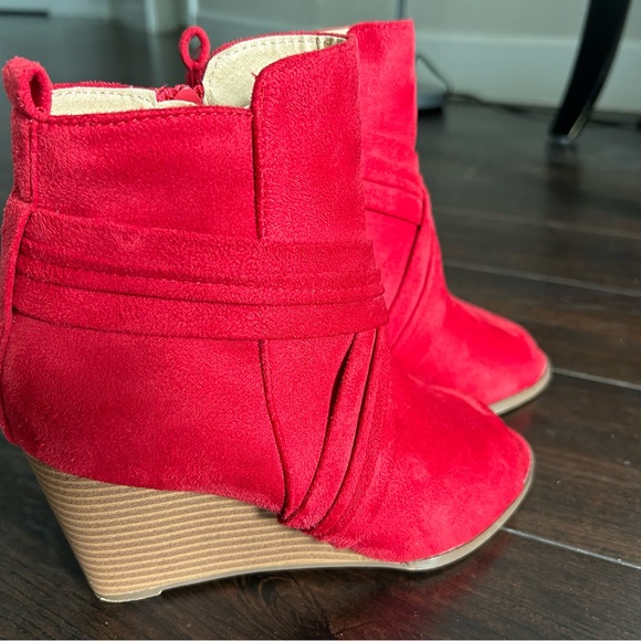 True Red open toe Bootie with inner side zipper, Suede worn Once Size 6 1/2 - Picture 5 of 7